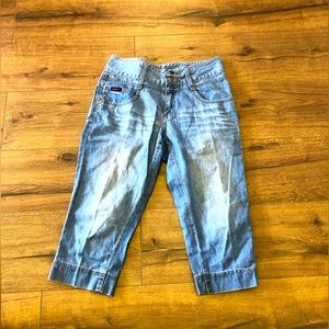 DENIM PLAYBOY WOMEN CAPRIS HIGH WAISTED ZIPPER CLOSURE WITH TWO STAMPED BUTTONS